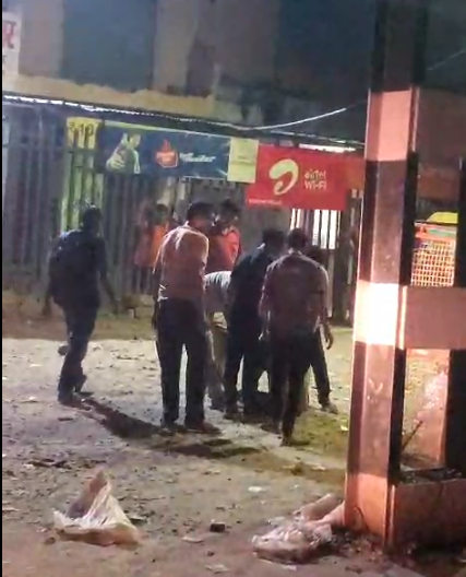 UPNOWTV's tweet photo. #मेरठ: लिसाड़ी गेट क्षेत्र में युवक से मारपीट का वीडियो वायरल
शराब की दुकान के सामने मारपीट का दावा, वीडियो की पुष्टि नहीं
वायरल वीडियो के आधार पर पुलिस जांच में जुटी
#Meerut #MeerutNews #LisadiGate #ViralVideo #PoliceInvestigation #CrimeNews #UPNews #UPNOW @meerutpolice https://t.co/ZWSk4WRlcN
