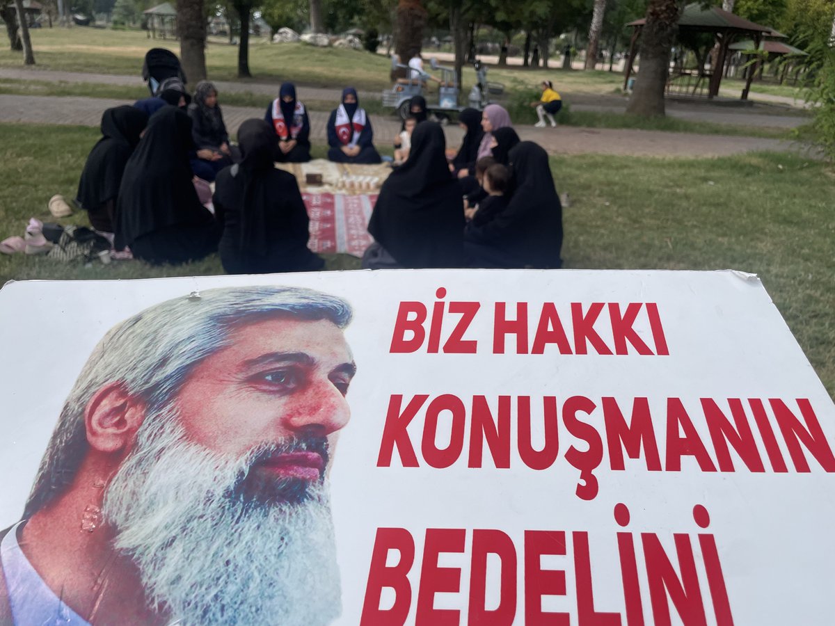 ceyhanfurkanh's tweet photo. “Aynı dava için atan kalpler sayıyla ölçülemez. Omzundaki yük arttıkça inancımız bilendi; eksilmedik, tek bir yürek olup daha da güçlendik.”

#AlparslanHocayaÖzgürlük
#GönüllerBirOlsun 

📍Ceyhan https://t.co/mVQcHj8AN5