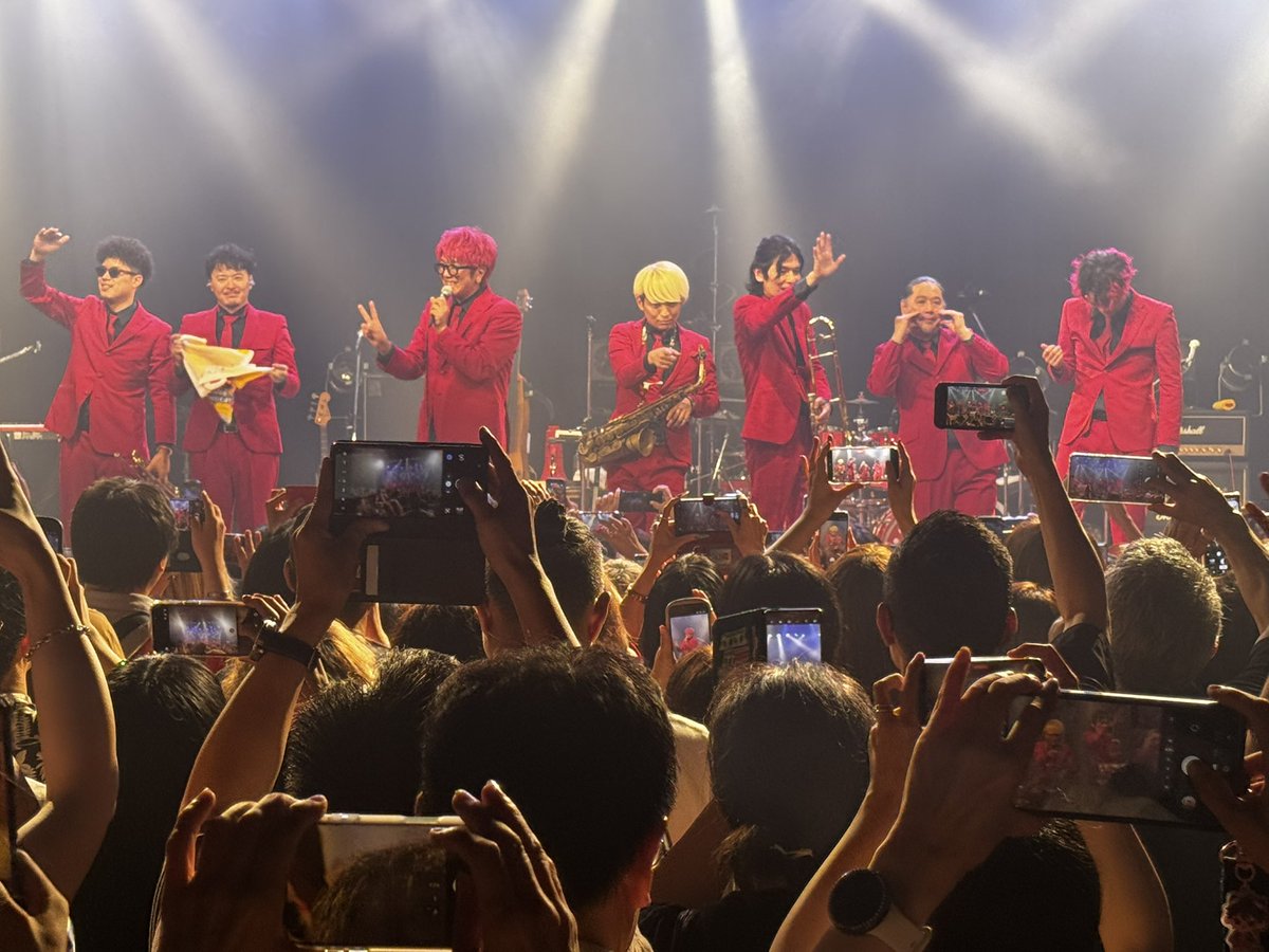 ketchy167's tweet photo. 心斎橋BIG CATにてジャズファンクBANDのカルメラさんにドラムセットの機材提供。YAMAHAレコカス2バスを引っ張り出しホットレッドがステージ映え映えでした。ライブも激熱でテンションあげあげ！ギターの宮本君は20年ほど前に十三のバーTHE PUBでバーテンしてて久しぶりの再会で嬉しかった！ https://t.co/16j3yYM0w8