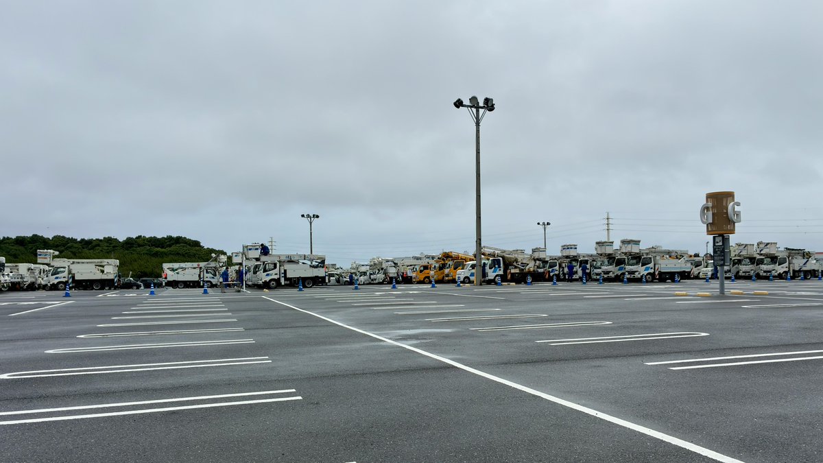 hidepp3's tweet photo. 【 イオンモール木更津 x 東京電力 再び…】

台風25号の影響で 停電が相次いだ千葉県
23日15:44時点でも 県内で27420軒、木更津市内で2450軒が 未だ停電中

そんな中「令和元年房総半島台風」の時と同様に 各地の電力会社や協力会社が「イオンモール木更津 駐車場」に再び集結して対処にあたってくれている

お疲れ様です 😢 ありがとうございます 🙇‍♂️

一部写真提供 インスタ相互フォロー @imaview 氏