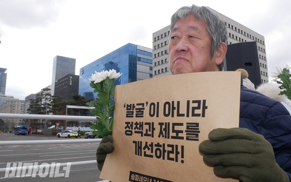 _BeMinor's tweet photo. 📝복지사각지대, ‘신청주의’가 문제?…“발굴해도 지원 못 하는 제도부터 바꿔야”
https://t.co/CZic0Tsp7b

정부가 복지사각지대 해소를 위해 사회보장급여 ‘직권신청’ 확대를 추진하는 가운데, 관련 법안이 국회 보건복지위를 통과했습니다.

하지만 지난해 발굴된 위기가구 137만 명 가운데 기초생활보장제도로 연결된 사람은 4.3%에 불과했습니다.

시민사회는 “발굴하지만 지원하지 않는 모순”을 지적하며, 신청 방식이 아니라 신청해도 지원받지 못하는 제도부터 바꿔야 한다고 요구합니다.

📌 비마이너 취재비 지원 https://t.co/6L1pUJpm8U