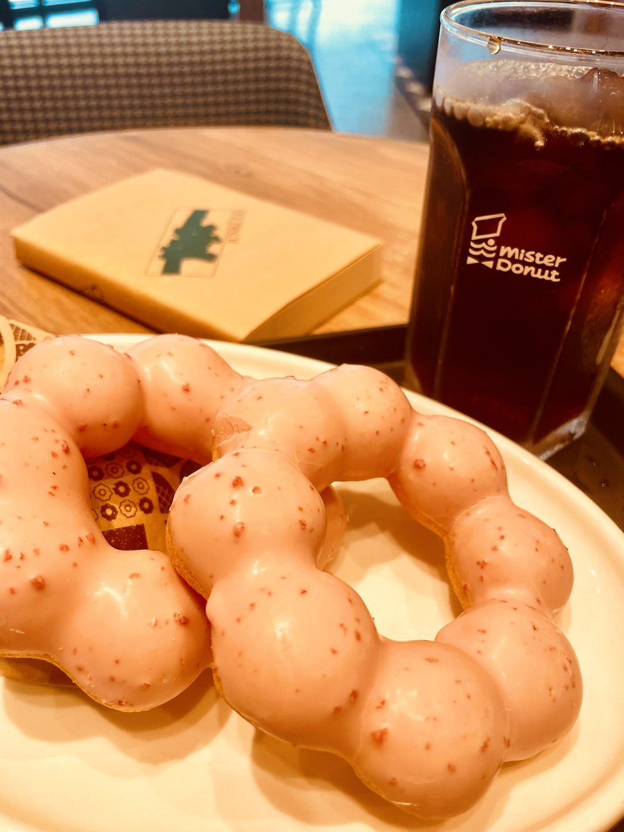 kridscp's tweet photo. いちごポンデと読書は合う📚 https://t.co/TD9BjWsFam