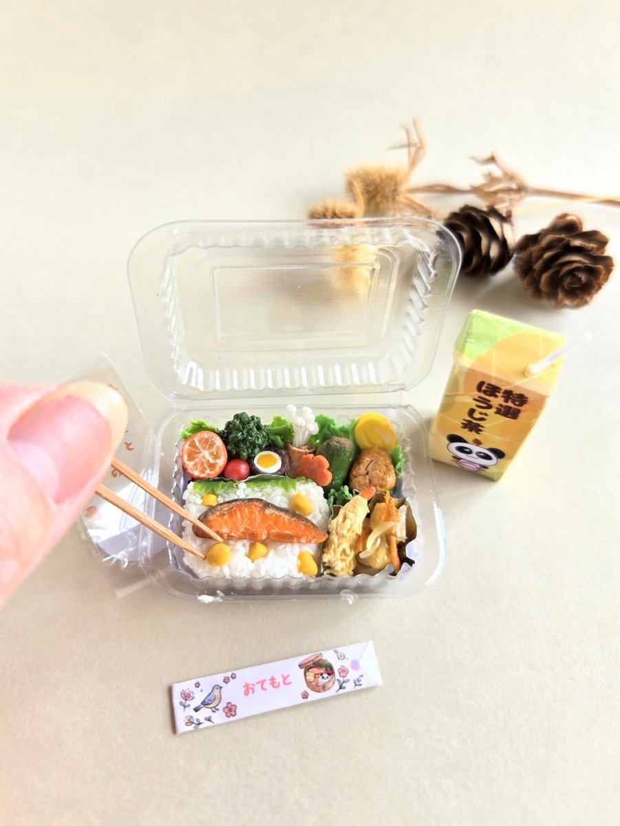 CHIKITTO7's tweet photo. ミニチュア秋鮭と栗ご飯の彩り弁当2種類が完成しました
本日9/23 21時より各１セット限定でminne にて販売予定です
お時間がありましたらショップをご覧いただけると嬉しいです😊
よろしくお願いします🙇‍♀️
ショップへの🔗はプロフィールより↑
#ミニチュア　#お弁当　#ドールハウス　#minne_new https://t.co/2vhuLOR5WE