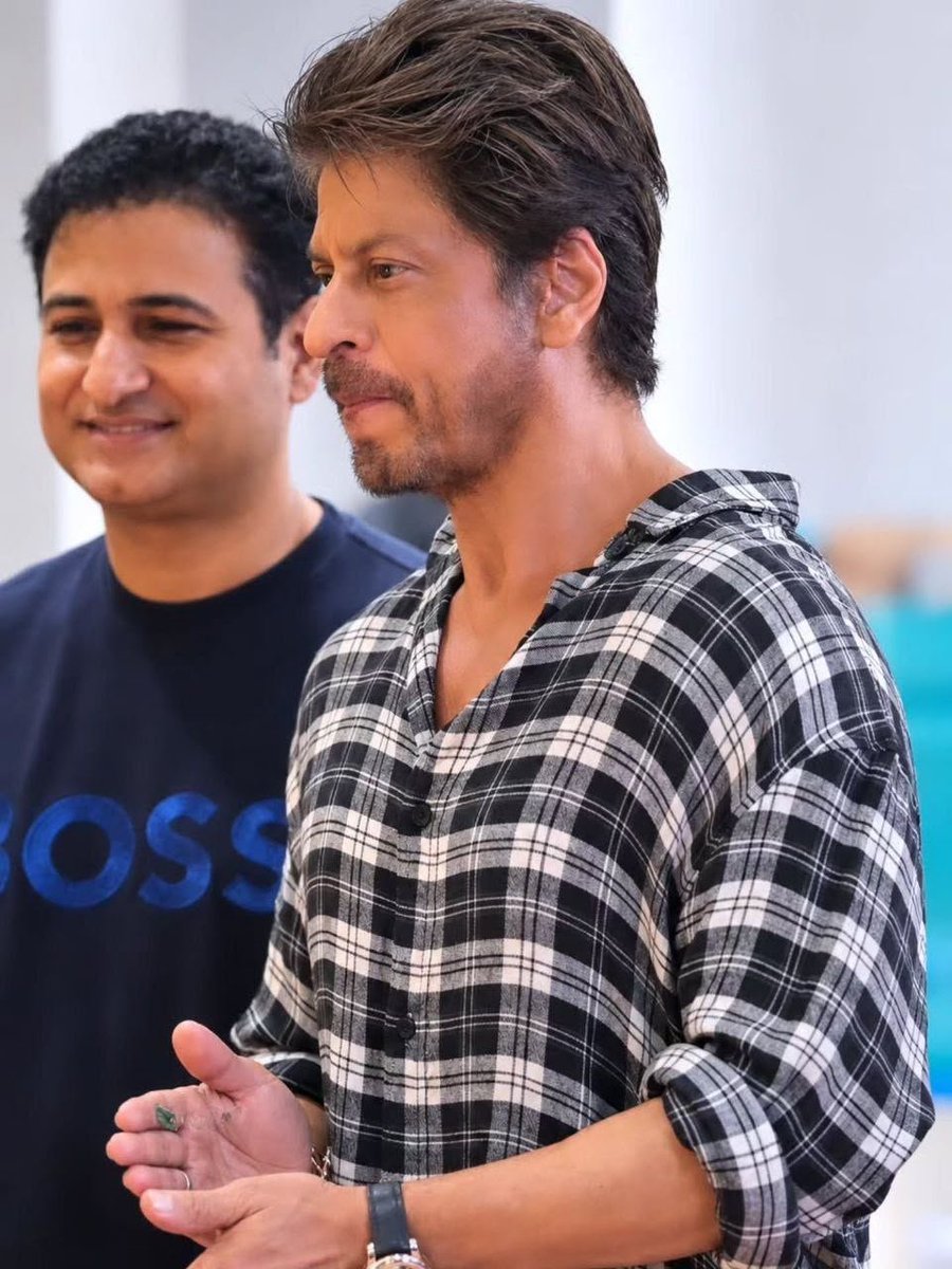 TeamSRKWarriors's tweet photo. HQ shots of the KING seeking blessings from Ganpati Bappa at the T-Series office! 🙏❤️

#KING #ShahRukhKhan https://t.co/8Ql9Ad5WQd