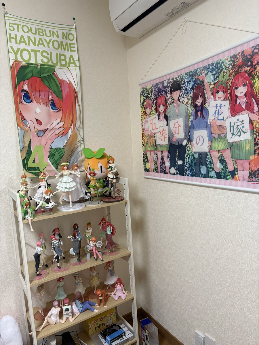 rugure383's tweet photo. 連休中に部屋がほぼ完成
好きなものだけ置きまくったわけわからん部屋になったがよし
トリコロのポスターの額縁がとても高かった https://t.co/qzk3q1gukC
