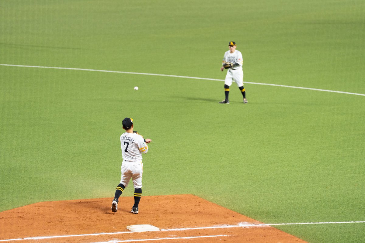 jei_hawks's tweet photo. このキャッチボールに涙する人も多いのでは。
#sbhawks #ゼンシン #中村晃　#牧原大成 https://t.co/8Vn2TOqIAO