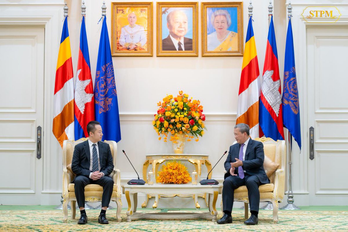 Dr_Hunmanet_PM's tweet photo. ជួបជាមួយ លោក WANG Xu ប្រធានក្រុមហ៊ុន Huawei ប្រចាំតំបន់អាស៊ីអាគ្នេយ៍ពហុប្រទេស ក្នុងជំនួបសម្តែងការគួរសម និងពិភាក្សាការងារនៅវិមានសន្តិភាព។

Huawei ជាក្រុមហ៊ុនបច្ចេកវិទ្យាខ្នាតយក្សរបស់ប្រទេសចិន ដែលត្រូវបានបង្កើតឡើងក្នុងឆ្នាំ ១៩៨៧។ ក្រុមហ៊ុនបាននឹងកំពុងដើរតួនាទីសំខាន់ក្នុងការអភិវឌ្ឍ និងជំរុញការប្រើប្រាស់បច្ចេកវិទ្យាឌីជីថលនៅទូទាំងពិភពលោក។ ក្រុមហ៊ុនធ្វើប្រតិបត្តិការអាជីវកម្មក្នុងវិស័យជាច្រើនដូចជា បច្ចេកវិទ្យាព័ត៌មាន និងទំនាក់ទំនង បណ្តាញទូរគមនាគមន៍ ស្មាតហ្វូន ឧបករណ៍ឆ្ល��តវៃ កុំព្យូទ័រ Cloud Data និងការអភិវឌ្ឍបច្ចេកវិទ្យាបញ្ញាសិប្បនិម្មិត (AI), 5G, Internet of Things (IoT) និងប្រព័ន្ធប្រតិបត្តិការ HarmonyOS។

រាជធានីភ្នំពេញ រសៀលថ្ងៃពុធ ទី២៣ កញ្ញា ២០២៦

Receiving a courtesy call and having a discussion with Mr. WANG Xu, President of Huawei Southeast Asia, at Peace Palace. 

Huawei is a major Chinese technology company founded in 1987. The company plays a significant role in developing and driving the global adoption of digital technologies. Its operations span various sectors, including ICT, telecommunications networks, smartphones, smart devices, computing, cloud data, and emerging technologies such as AI, 5G, Internet of Things (IoT), and the development of the HarmonyOS operating system.

Phnom Penh, Wednesday afternoon, 23 September 2026

#ហ៊ុនម៉ាណែត #Hunmanet #កម្ពុជា #cambodia #សន្តិភាពនៅកម្ពុជា #Peaceincambodia