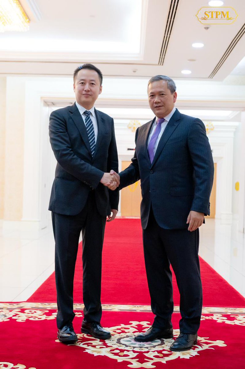 Dr_Hunmanet_PM's tweet photo. ជួបជាមួយ លោក WANG Xu ប្រធានក្រុមហ៊ុន Huawei ប្រចាំតំបន់អាស៊ីអាគ្នេយ៍ពហុប្រទេស ក្នុងជំនួបសម្តែងការគួរសម និងពិភាក្សាការងារនៅវិមានសន្តិភាព។

Huawei ជាក្រុមហ៊ុនបច្ចេកវិទ្យាខ្នាតយក្សរបស់ប្រទេសចិន ដែលត្រូវបានបង្កើតឡើងក្នុងឆ្នាំ ១៩៨៧។ ក្រុមហ៊ុនបាននឹងកំពុងដើរតួនាទីសំខាន់ក្នុងការអភិវឌ្ឍ និងជំរុញការប្រើប្រាស់បច្ចេកវិទ្យាឌីជីថលនៅទូទាំងពិភពលោក។ ក្រុមហ៊ុនធ្វើប្រតិបត្តិការអាជីវកម្មក្នុងវិស័យជាច្រើនដូចជា បច្ចេកវិទ្យាព័ត៌មាន និងទំនាក់ទំនង បណ្តាញទូរគមនាគមន៍ ស្មាតហ្វូន ឧបករណ៍ឆ្ល��តវៃ កុំព្យូទ័រ Cloud Data និងការអភិវឌ្ឍបច្ចេកវិទ្យាបញ្ញាសិប្បនិម្មិត (AI), 5G, Internet of Things (IoT) និងប្រព័ន្ធប្រតិបត្តិការ HarmonyOS។

រាជធានីភ្នំពេញ រសៀលថ្ងៃពុធ ទី២៣ កញ្ញា ២០២៦

Receiving a courtesy call and having a discussion with Mr. WANG Xu, President of Huawei Southeast Asia, at Peace Palace. 

Huawei is a major Chinese technology company founded in 1987. The company plays a significant role in developing and driving the global adoption of digital technologies. Its operations span various sectors, including ICT, telecommunications networks, smartphones, smart devices, computing, cloud data, and emerging technologies such as AI, 5G, Internet of Things (IoT), and the development of the HarmonyOS operating system.

Phnom Penh, Wednesday afternoon, 23 September 2026

#ហ៊ុនម៉ាណែត #Hunmanet #កម្ពុជា #cambodia #សន្តិភាពនៅកម្ពុជា #Peaceincambodia