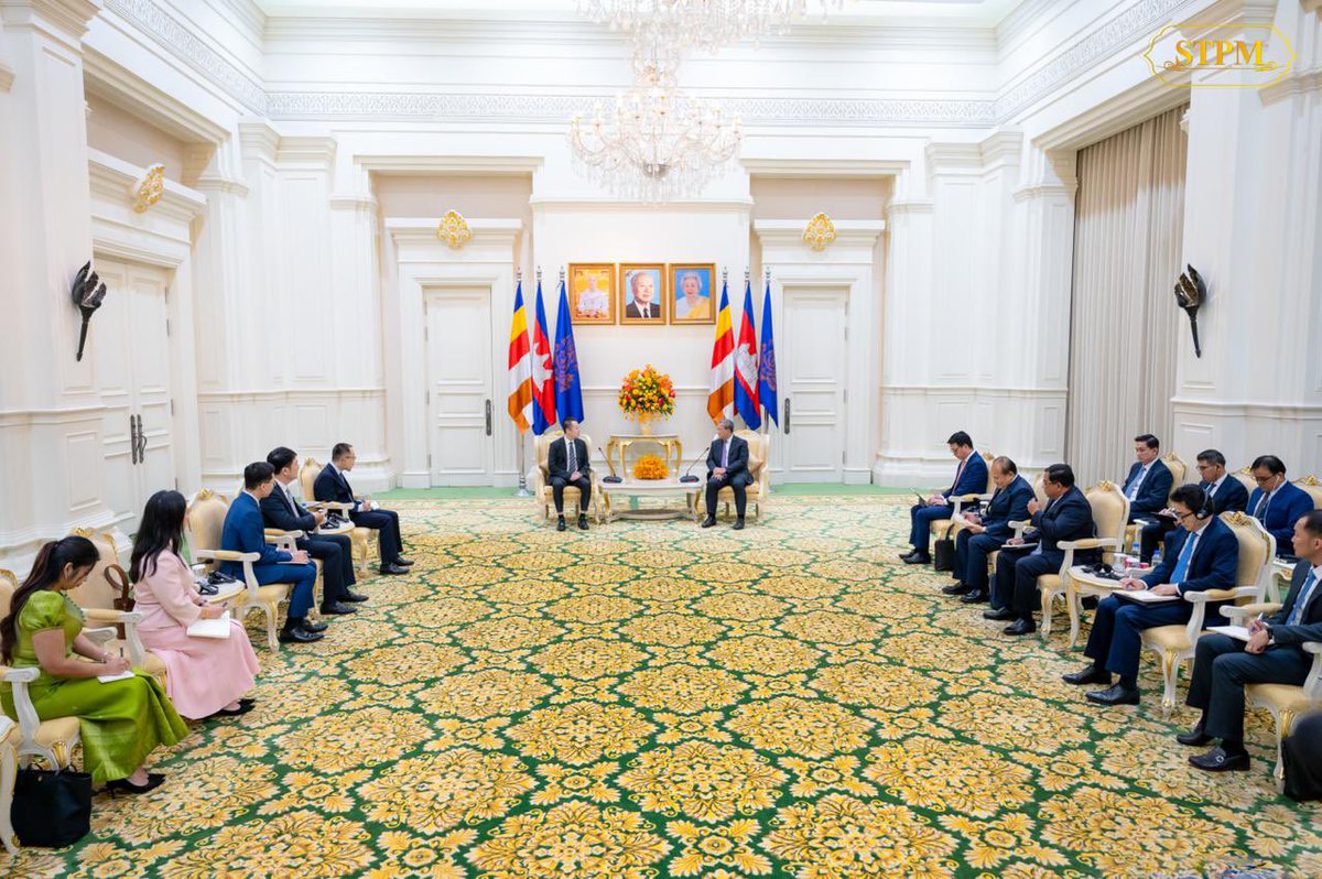 Dr_Hunmanet_PM's tweet photo. ជួបជាមួយ លោក WANG Xu ប្រធានក្រុមហ៊ុន Huawei ប្រចាំតំបន់អាស៊ីអាគ្នេយ៍ពហុប្រទេស ក្នុងជំនួបសម្តែងការគួរសម និងពិភាក្សាការងារនៅវិមានសន្តិភាព។

Huawei ជាក្រុមហ៊ុនបច្ចេកវិទ្យាខ្នាតយក្សរបស់ប្រទេសចិន ដែលត្រូវបានបង្កើតឡើងក្នុងឆ្នាំ ១៩៨៧។ ក្រុមហ៊ុនបាននឹងកំពុងដើរតួនាទីសំខាន់ក្នុងការអភិវឌ្ឍ និងជំរុញការប្រើប្រាស់បច្ចេកវិទ្យាឌីជីថលនៅទូទាំងពិភពលោក។ ក្រុមហ៊ុនធ្វើប្រតិបត្តិការអាជីវកម្មក្នុងវិស័យជាច្រើនដូចជា បច្ចេកវិទ្យាព័ត៌មាន និងទំនាក់ទំនង បណ្តាញទូរគមនាគមន៍ ស្មាតហ្វូន ឧបករណ៍ឆ្ល��តវៃ កុំព្យូទ័រ Cloud Data និងការអភិវឌ្ឍបច្ចេកវិទ្យាបញ្ញាសិប្បនិម្មិត (AI), 5G, Internet of Things (IoT) និងប្រព័ន្ធប្រតិបត្តិការ HarmonyOS។

រាជធានីភ្នំពេញ រសៀលថ្ងៃពុធ ទី២៣ កញ្ញា ២០២៦

Receiving a courtesy call and having a discussion with Mr. WANG Xu, President of Huawei Southeast Asia, at Peace Palace. 

Huawei is a major Chinese technology company founded in 1987. The company plays a significant role in developing and driving the global adoption of digital technologies. Its operations span various sectors, including ICT, telecommunications networks, smartphones, smart devices, computing, cloud data, and emerging technologies such as AI, 5G, Internet of Things (IoT), and the development of the HarmonyOS operating system.

Phnom Penh, Wednesday afternoon, 23 September 2026

#ហ៊ុនម៉ាណែត #Hunmanet #កម្ពុជា #cambodia #សន្តិភាពនៅកម្ពុជា #Peaceincambodia