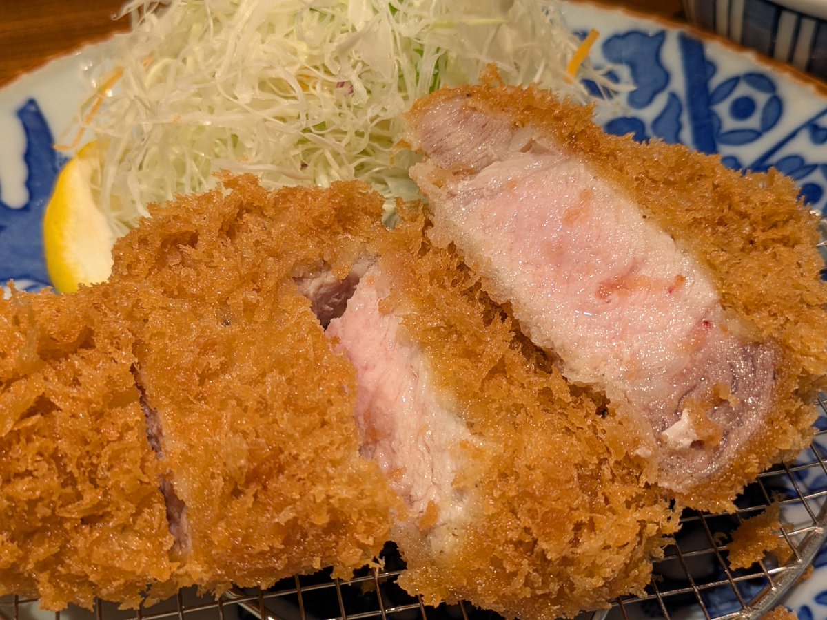 katz5086's tweet photo. 「かつ吉」(日本橋高島屋)
特上ロースかつ定食(150g)　3,300円

以前水道橋店でガッカリさせられた「かつ吉」ですが、ココは良かった。
セット内容に情報量が多すぎなのはもはやお家芸(笑) https://t.co/1w6TOAyevM