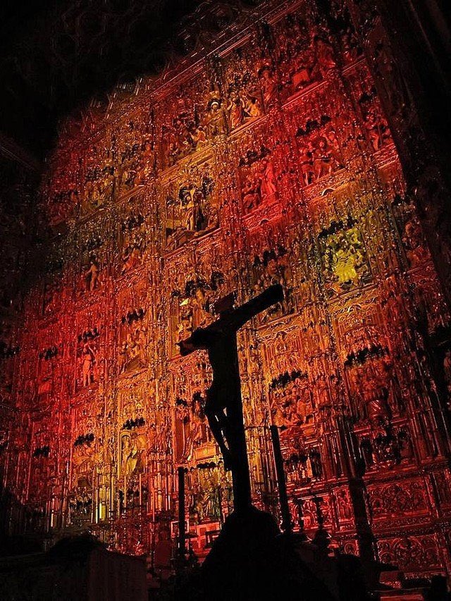 ancuevasm's tweet photo. Si alguien te dijera que en Sevilla existe una obra de arte de casi 30 metros de altura hecha para contar toda una historia sin utilizar una sola palabra, ¿te lo creerías?

En el corazón de la Catedral se levanta uno de los mayores retablos de la cristiandad: 

Casi 30 metros de altura, más de 18 de anchura y más de 400 m² de madera tallada y policromada. 

Su historia comenzó en 1482, cuando el escultor flamenco Pedro Dancart recibió el encargo. Pero no fue obra de un solo hombre: durante más de 80 años, generaciones de artistas fueron completándolo hasta 1564. 

El resultado es una auténtica Biblia de madera: 44 relieves y más de 200 figuras que narran episodios de la vida de Cristo y de la Virgen, desde la Encarnación hasta la Resurrección y Pentecostés. 

Y quizá ahí está su verdadera grandeza.

No se construyó simplemente para decorar una catedral.

Se construyó para contar el Evangelio.

Cuando muchos no podían leer, la madera hablaba. Cada escena, cada figura y cada detalle convertían la fe en algo que podía contemplarse con los ojos.

Más de cinco siglos después, sigue haciendo lo mismo: obligarnos a mirar hacia arriba y recordar que la belleza también puede ser una forma de evangelización. 

✝️🙏