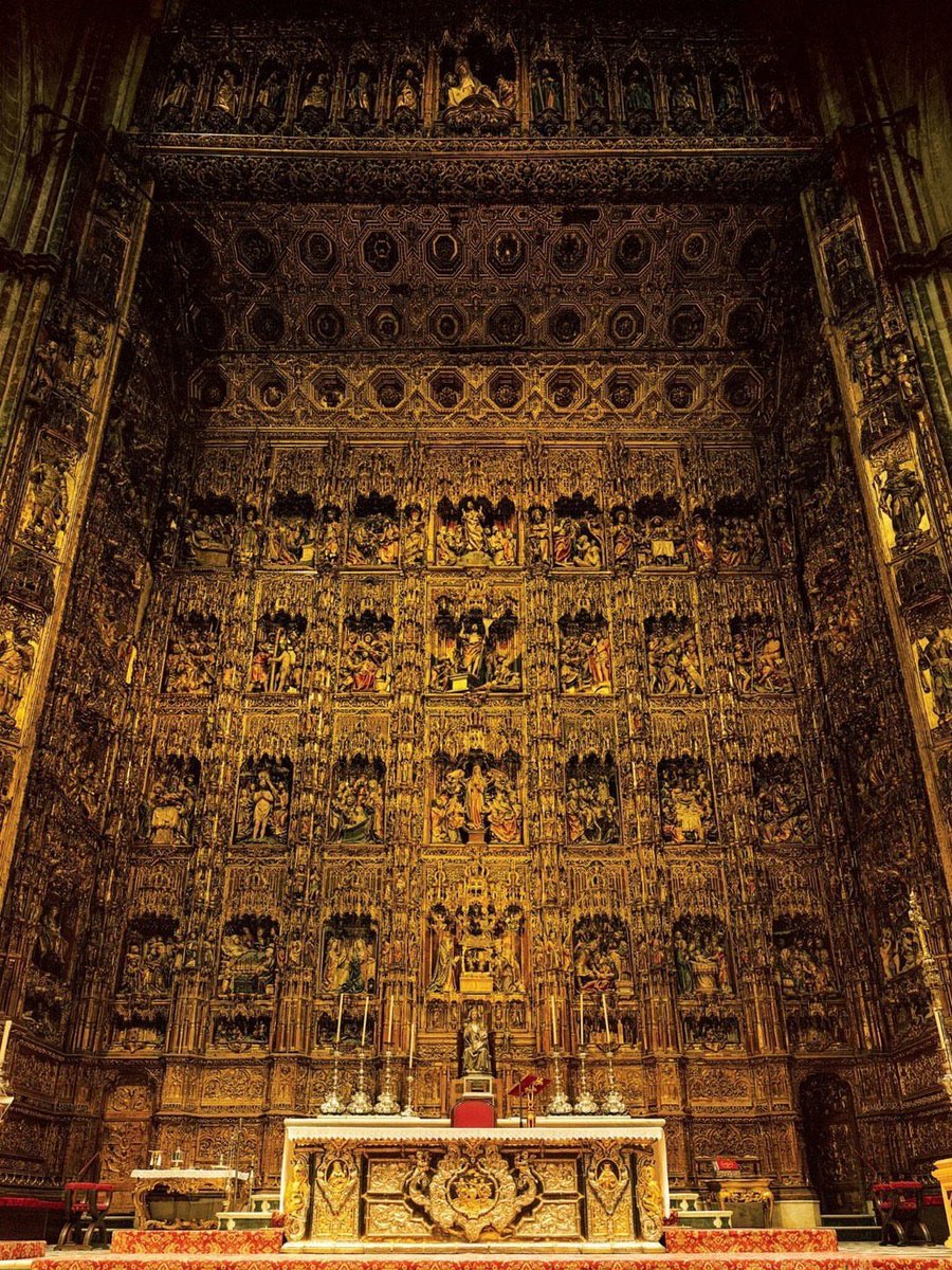 ancuevasm's tweet photo. Si alguien te dijera que en Sevilla existe una obra de arte de casi 30 metros de altura hecha para contar toda una historia sin utilizar una sola palabra, ¿te lo creerías?

En el corazón de la Catedral se levanta uno de los mayores retablos de la cristiandad: 

Casi 30 metros de altura, más de 18 de anchura y más de 400 m² de madera tallada y policromada. 

Su historia comenzó en 1482, cuando el escultor flamenco Pedro Dancart recibió el encargo. Pero no fue obra de un solo hombre: durante más de 80 años, generaciones de artistas fueron completándolo hasta 1564. 

El resultado es una auténtica Biblia de madera: 44 relieves y más de 200 figuras que narran episodios de la vida de Cristo y de la Virgen, desde la Encarnación hasta la Resurrección y Pentecostés. 

Y quizá ahí está su verdadera grandeza.

No se construyó simplemente para decorar una catedral.

Se construyó para contar el Evangelio.

Cuando muchos no podían leer, la madera hablaba. Cada escena, cada figura y cada detalle convertían la fe en algo que podía contemplarse con los ojos.

Más de cinco siglos después, sigue haciendo lo mismo: obligarnos a mirar hacia arriba y recordar que la belleza también puede ser una forma de evangelización. 

✝️🙏