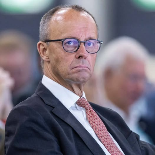 BJilge's tweet photo. Warum geht Friedrich Merz eigentlich nicht?
-Vielleicht, weil er in dieser Geschichte noch gar nicht fertig ist.
-Man stelle sich vor: Ein ehemaliger BlackRock-Mann sitzt im Kanzleramt, Europa steckt in einem Kriegsschatten, Selenskyj braucht weiterhin Milliarden und Waffen, und in Deutschland liegen gewaltige private Vermögen der Bürger.
-Eine Konstellation, aus der man einen verdammt düsteren Politthriller schreiben könnte.Merz ist es ziemlich egal, was aus der CDU wird. Man merkt ihm an, dass er die meisten seiner Polit-Kollegen verachtet - und erst recht gilt das für den Großteil der Bevölkerung.