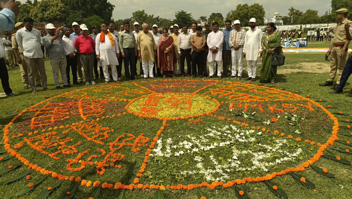 dmgonda2's tweet photo. "सेवा संकल्प अभियान" अन्तर्गत शहीदे आजम सरदार भगत सिंह इण्टर कालेज(टामसन) में बेसिक शिक्षा विभाग एवं माध्यमिक शिक्षा विभाग तथा स्वयं सहायता समूह की महिलाओं द्वारा मा० जनप्रतिनिधियों की उपस्थिति में विभिन्न कार्यक्रम आयोजित किया गया।
#सेवा_संकल्प_अभियान 
#गोण्डा_उत्तर_प्रदेश https://t.co/fCPHkc64To