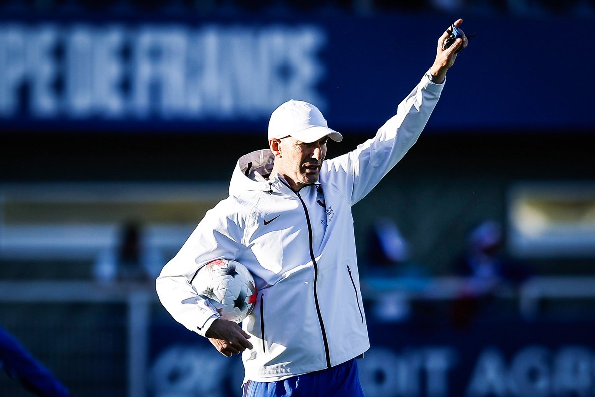 ActuFoot_'s tweet photo. 🚨 Hier matin, Zinedine Zidane 🇫🇷 A ASSISTÉ AU DÉBUT DE L’ENTRAÎNEMENT DES ESPOIRS ! 💎

Il leur a dit qu’il les suivait attentivement, qu’ils devaient continuer de travailler, que lui-même était passé par les Espoirs et que le château n’était pas si loin. 🏰

Ils ont tous écouté religieusement.

🗞️ @lequipe