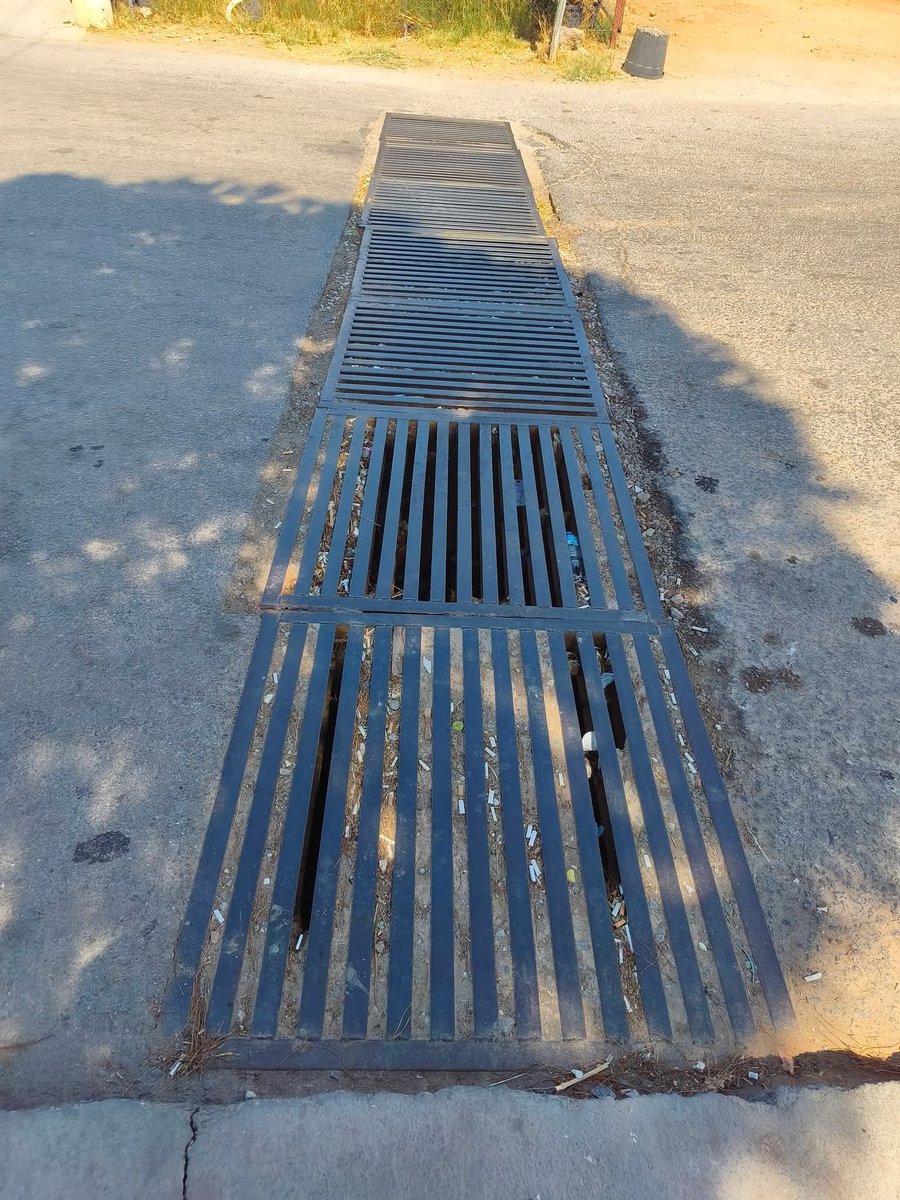 thebewitcheds's tweet photo. @didimbld #Akbük te Zubeyde Hanım parkınin çaprazında bulunan A101 marketin ordaki mazgallarin bazisinin ust tikaliydi hatta 3 gün önce @AkbukSevgisi Facebook platformunda da paylaşılmisti gördüm, gorselleri ordan alip buraya ekliyim hatta 
bu nokta size mi yoksa @AydinBuyuksehir mi ait ? https://t.co/29WGSHgCle