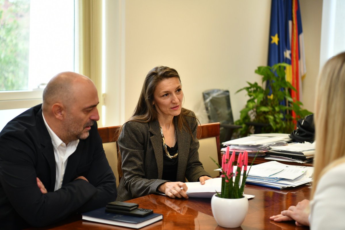 SelakG's tweet photo. СВА УВЈЕРЕЊА И ПОТВРДЕ ЗА 24 САТА!

Грађани више не треба да губе дане чекајући документ који им је потребан.

Покренули смо пилот-пројекат „24 сата“, којим ће грађани у Основном суду у Бањалуци моћи да добију увјерења, потврде, документа са апостил печатом и друга судска документа у року од 24 часа.

Почињемо у највећем суду у Републици Српској, а ако се пројекат покаже успјешним, овај начин рада проширићемо и на друге судове.

Бржа услуга. Мање чекања. Више времена за грађане.