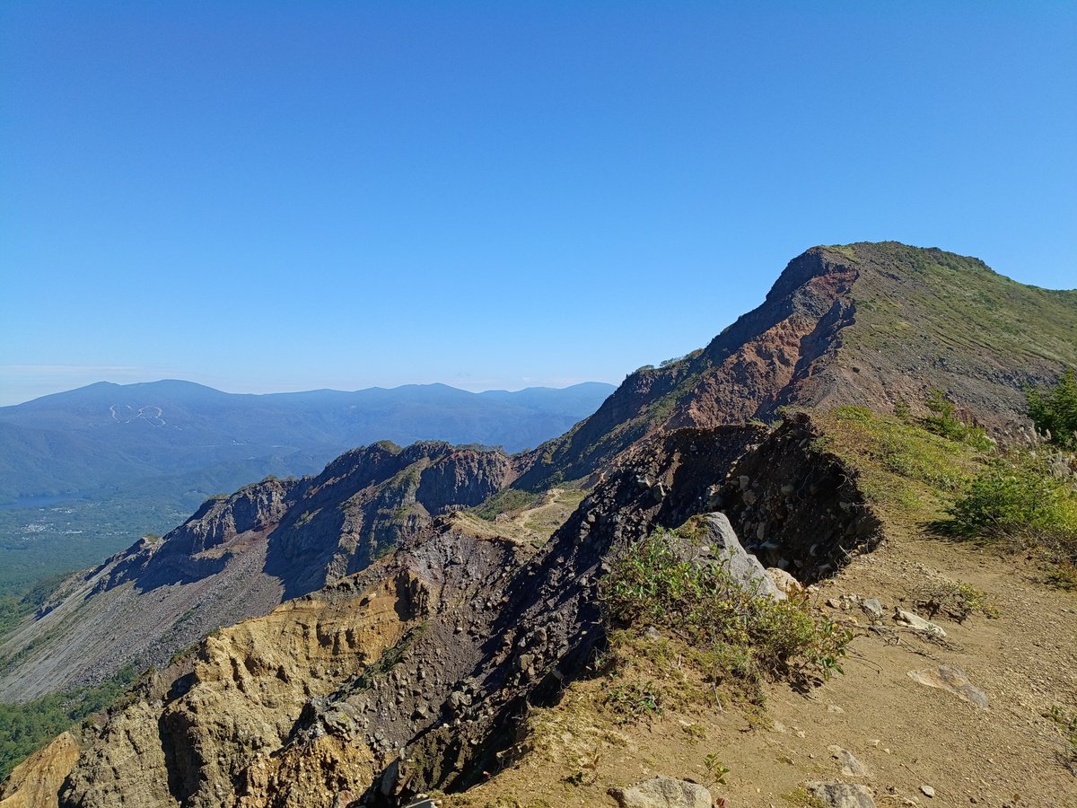 ptc2's tweet photo. 【日本百名山　磐梯山　1816m】

うつくしま・ふくしまへ。山は秋の雰囲気が出てきました。山頂では「写真とろうか？」と気軽に声かけていただき感謝。黄金色の田んぼと山々、湖の景色が美しい。晴天に恵まれ気持ちのいい山歩きとなりました。

#小川泰裕
#トレイルハイク
#山旅
#日本百名山
磐梯山 https://t.co/KpbjBJGXbD