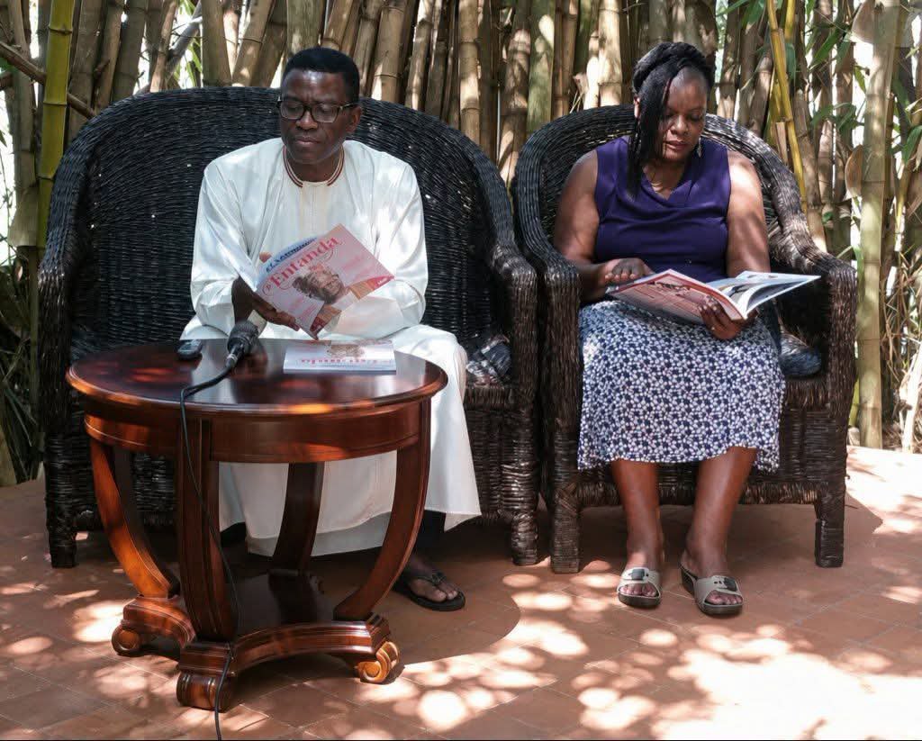 cpmayiga's tweet photo. Ekifaananyi kino kya byafaayo. Kyakubwa nga 29 July, 2018, olunaku olwaddirira Katikkiro okuddamu okukolera mu Butikkiro oluvannyuma lw'emyaka 52. Obote yalagira Idi Amin okulumba Olubiri nga 24 May, 1966. Eyali Katikkiro, Owek J Mayanja Nkangi yafuluma Butikkiro, olwo amagye ne gagyezza. Etteeka erigiddiza Buganda lyayisibwa mu 1993, kyokka amagye gaagisigalamu okutuuka mu 2015. Yaddaabirizibwa, ne ngiyingira era ne ngisulamu, nga 28 July, 2018, ng'ogumu ku mukolo gw'okujjukira emyaka 25 nga Kabaka Mutebi II ali ku Nnamulondo. Gwe ndi naye ye mukyala wange, Margaret.