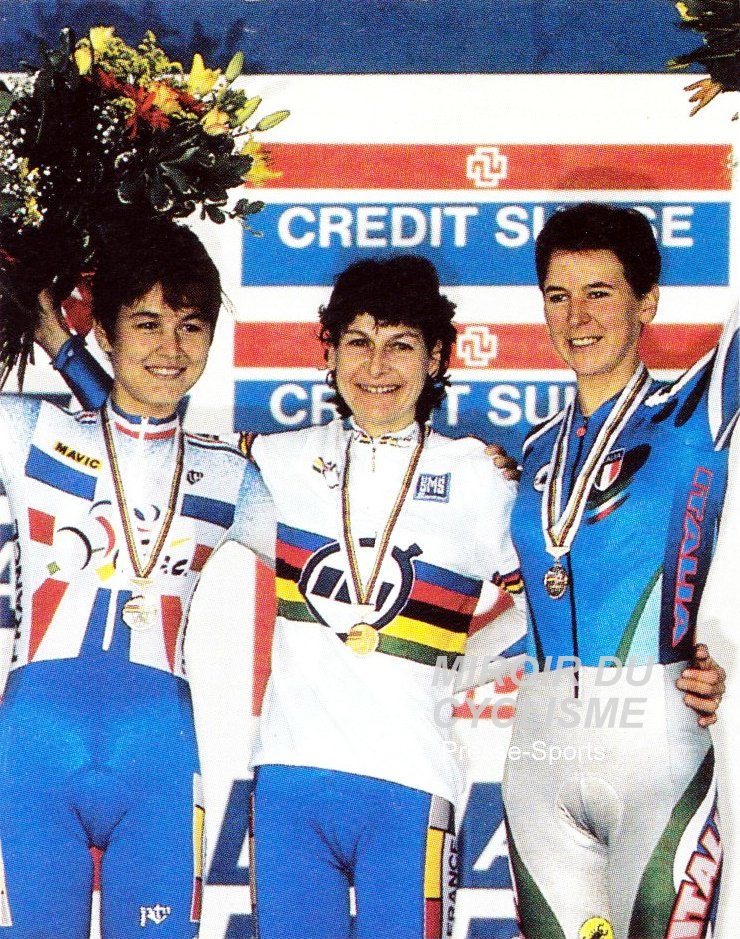Miroir2Cyclisme's tweet photo. Podium du CLM femmes des Championnats du monde de cyclisme sur route 1996 à Lugano (26.4 km ITT)
🥇 Jeannie Longo 🇫🇷
🥈 Cathy Marsal 🇫🇷
🥉 Alessandra Cappellotto 🇮🇹
📸 Presse-Sports
#JeannieLongo #UCIWorlds #TimeTrial #cyclisme #ciclismo #cycling https://t.co/DRxl1MDMnF