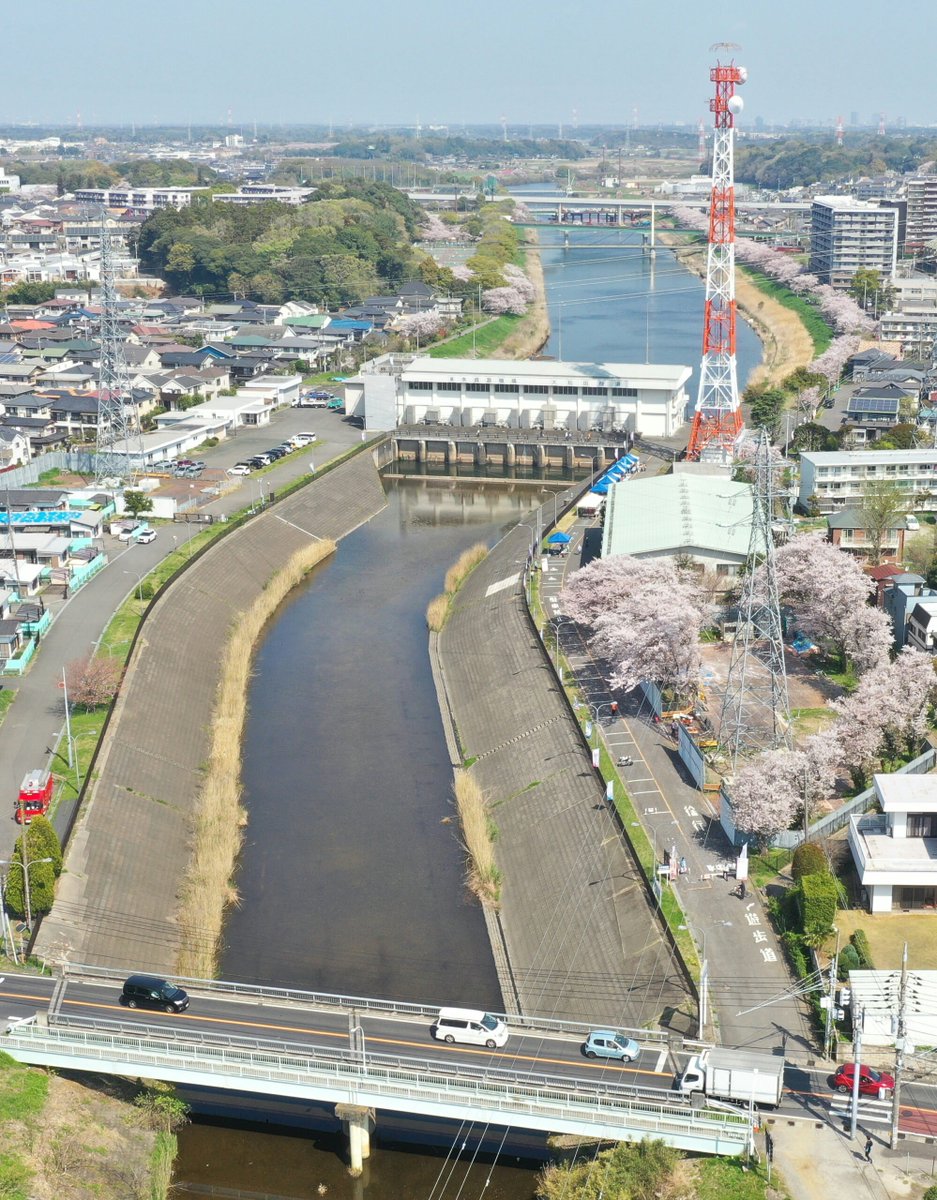epachinko's tweet photo. 印旛沼の堤防決壊
↓
利根川への排水が滞る
↓
大和田排水機場（大和田ポンプ場）を稼働
↓
印旛沼の水を数メートル上に引き上げて20キロ先の東京湾へ流し込む
↓
電力と灯油を使いフル稼働
↓
しかし灯油を届ける業者が被災
↓
灯油が尽きる
↓
団体「よっしゃ届けるわ」
千葉県「よっしゃ届けるわ」
民間企業「よっしゃ届けるわ」
↓
届いた灯油でフル稼働再開
↓
印旛沼水位低下へ

もはやプロジェクト印旛沼