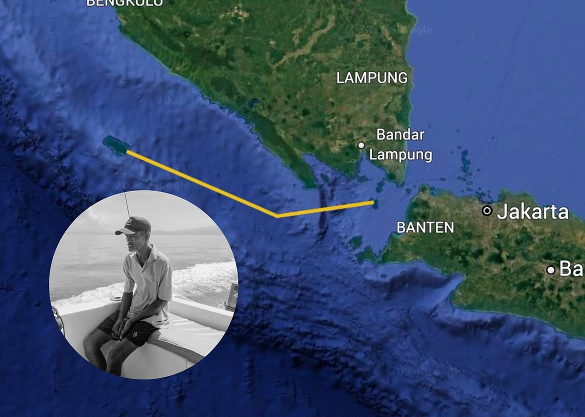 ruangantara0's tweet photo. Jarak garis lurus antara Gunung Krakatau (Selat Sunda) dan Pulau Enggano (Bengkulu) adalah sekitar 350 kilometer.

Jenazah pria tanpa identitas yang ditemukan di perairan Pulau Enggano, Bengkulu, akhirnya diketahui sebagai salah satu dari delapan orang yang berada di kapal Arupadatu 1 setelah dilakukan pencocokan DNA.
 
Hasil pemeriksaan DNA memastikan jenazah tersebut adalah Surakman atau Sukarman (60), kru kapal asal Carita, Pandeglang. Surakman merupakan salah satu ABK kapal Arupadatu 1, yang sebelumnya membawa lima wartawan untuk melakukan peliputan erupsi Gunung Anak Krakatau di Selat Sunda pada Senin, 7 September 2026
