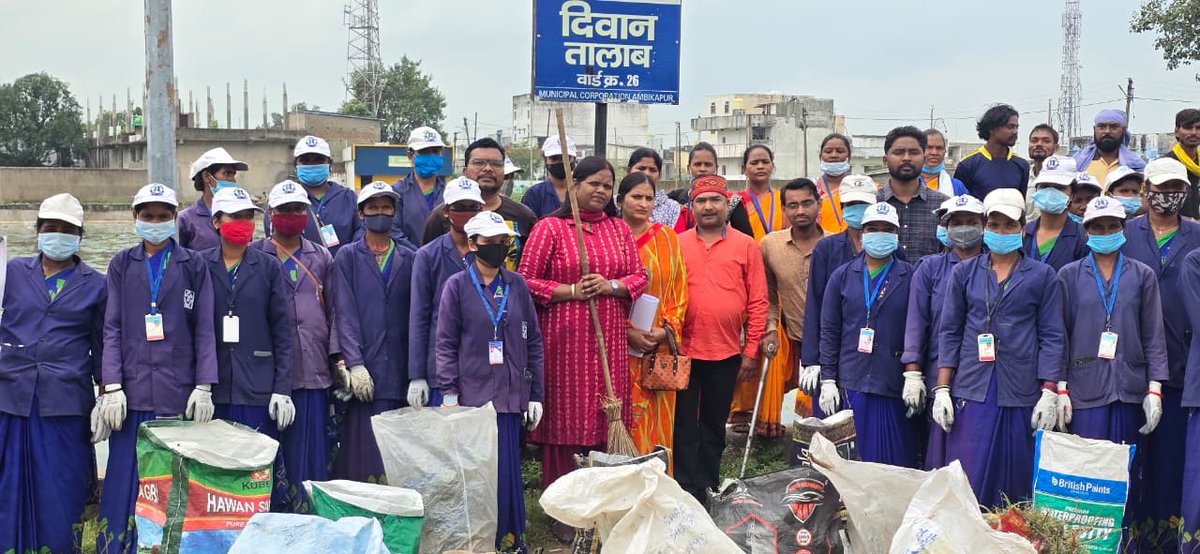 SwachhAMC's tweet photo. अम्बिकापुर के दीवान  तालाब में 'स्वच्छता ही सेवा' एवं ‘सेवा संकल्प अभियान’ अंतर्गत महापौर,जन प्रतिनिधिगण एवं वार्ड निवासी  द्वारा श्रमदान कर तालाब सफाई कार्य #Surguja #SHS2026 #SwachhataHiSewa2026 #SwachhChhattisgarh #SewaSankalp @SwachhBharatGov https://t.co/kWPALOMdMq