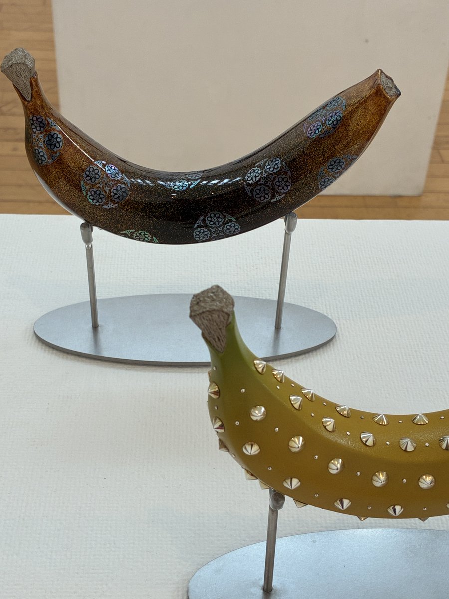 mekakure's tweet photo. 『うるしのかたち展』佐々木岳人さんのMontage。麻布に漆をコーティングして皮革のようにしてあるんだと思う。野田怜眞さんのVanana［綾］は艶々の漆、Vanana［棘］は皮革のようなテクスチャをバナナの皮に見立てている。バナナモチーフでセットにしてるあたり確信してやってるでしょう https://t.co/8LSzTkvxdA