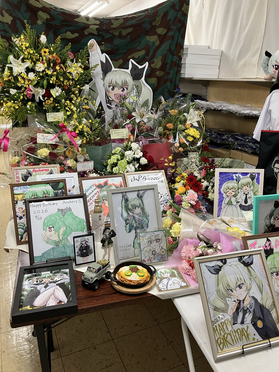 akihiroyamato's tweet photo. アンチョビ 誕生日にご参加頂いた皆様、本当にありがとうございます！また、お花や色紙、プレゼントを頂き、本当にありがとうございます！アンチョビ は本当に幸せものです。段取りの悪さに加え、変なサプライズにもお付き合い頂き恐縮でございます。これに懲りず、これからも宜しくお願いいたします！ https://t.co/m4bm0jMzg7