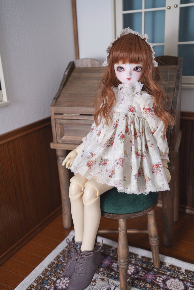tomo_cotin's tweet photo. ヘッドとボディの色が違うから長袖にして、リボンで首も隠れるワンピ作ろう～って作り出したはずなのにめっちゃミニ丈にしてしまった…
好きなのよ、こういうミニ丈ワンピ

ボディ早く発送されないかなぁ😅

 #ALL_FOR_ONE_Doll https://t.co/yuYhIDt7nX