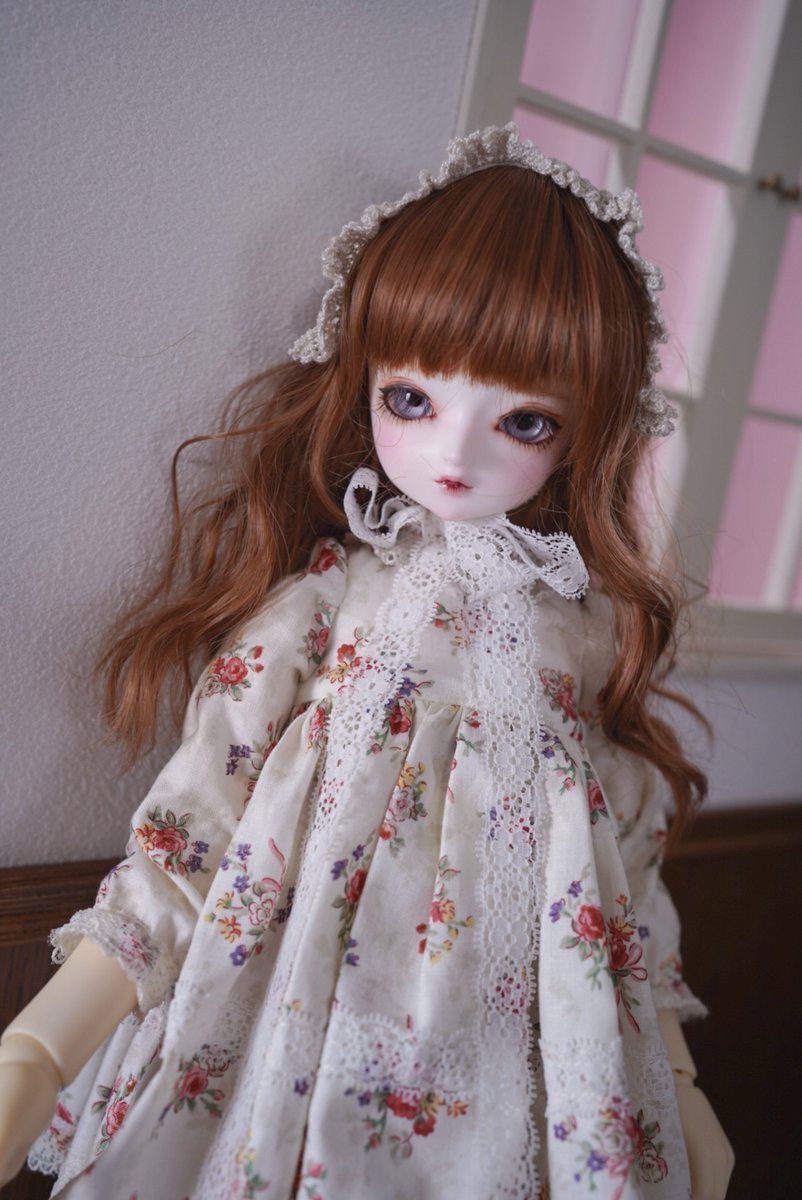 tomo_cotin's tweet photo. ヘッドとボディの色が違うから長袖にして、リボンで首も隠れるワンピ作ろう～って作り出したはずなのにめっちゃミニ丈にしてしまった…
好きなのよ、こういうミニ丈ワンピ

ボディ早く発送されないかなぁ😅

 #ALL_FOR_ONE_Doll https://t.co/yuYhIDt7nX
