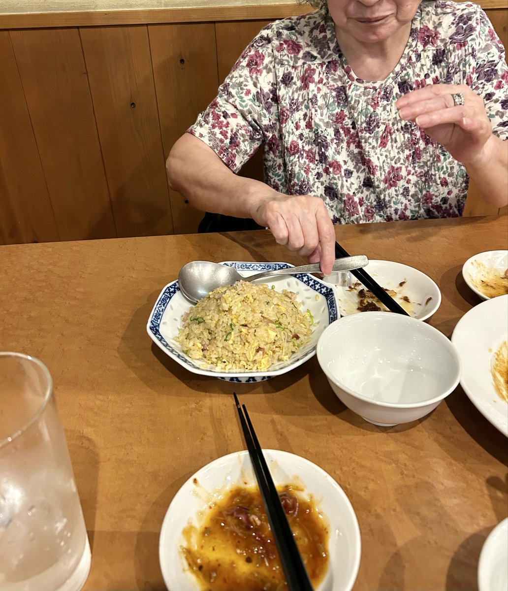 rockykotzen's tweet photo. 昨日は久々に母親連れて町中華にて外食
バスに乗って向かったが乗った瞬間に何故か車内に居た蚊🦟に刺され、今日は自転車に空気入れてる短時間で2箇所も刺されて鬱🙂‍↔️
一応敬老の日ってことで親孝行のつもり https://t.co/piAXUN1DPf
