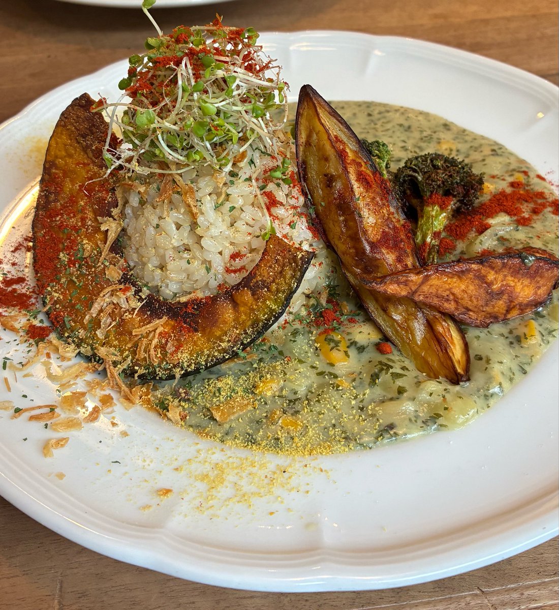 fuurin1171's tweet photo. 行って来ましたヴィーガンレストラン「PLANT PLANET」🍽️
素敵な店内、お料理最高👍、優しいオーナーさんスタッフさん(突然お願いしたハピバのデコも🙆♀️)温かい心遣いに生憎の☔でも心はホカホカです🧡🍃
帰りに公園も立ち寄りました。
青いカバさんのお腹の中も楽しいよ♡
#FujiiKaze
#Plantplanet https://t.co/0veMQ2DWKa