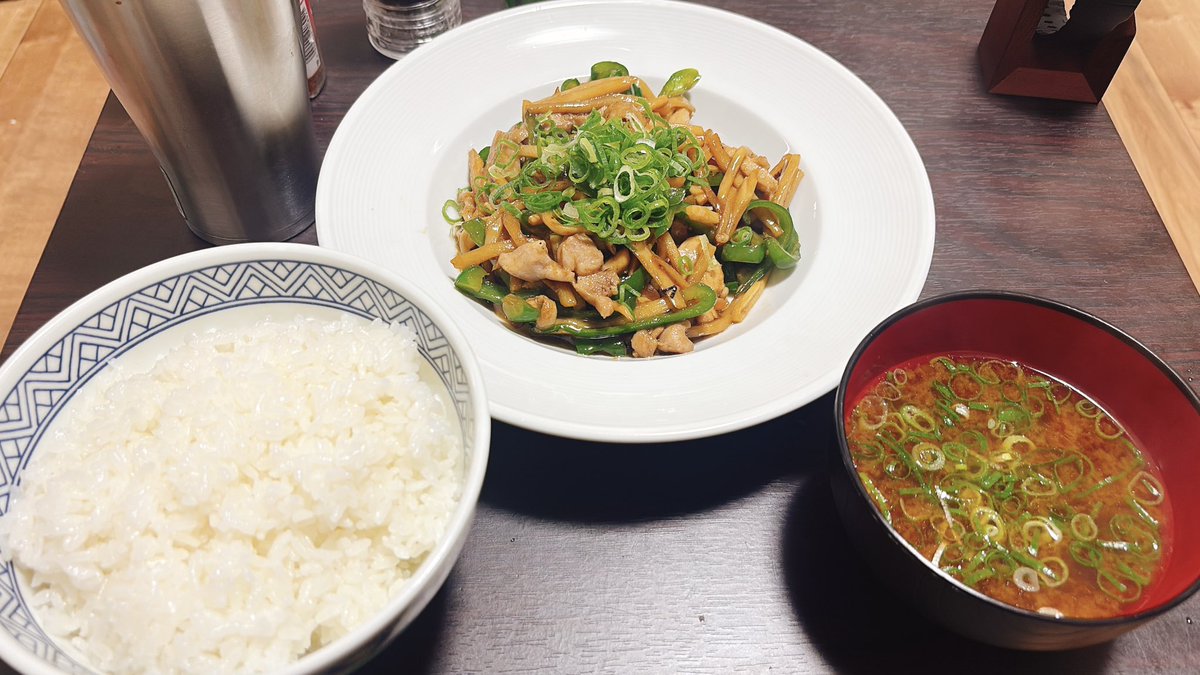 mackey4544's tweet photo. 家に鶏肉が残ってたから鶏で青椒肉絲みたいな何かを生み出すなど https://t.co/mZvWfFUiEM