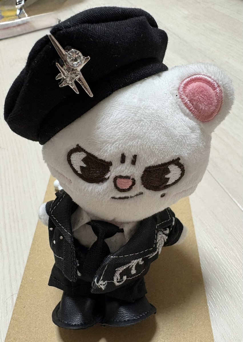 muikitan's tweet photo. ミニぬいにスリコで可愛い服見つけたから購入したけど小さくてこの子しか入らなかったんやけど似合わない🤣
さて、どのぬいちゃんでしょうか？😂 https://t.co/TX7VlXu5a5