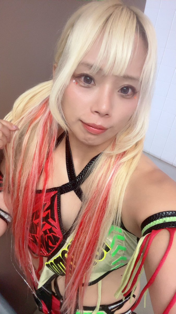 Mizm0ri's tweet photo. 下関🐡パイナップルサングラスやタオルやゆなもんTシャツや熊本Tシャツ
持ってきてくれてる人おおかったの。
ありがとろぴ🍍💕#トロピカル教 https://t.co/lge3emSnzs