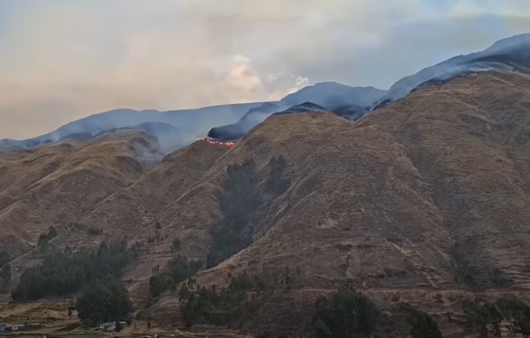 COENPeru's tweet photo. 🚨 Cusco: el 22/9 inició un #IncendioForestal en el sector Arcopa, distrito #Maranganí, provincia Canchis. @cgbvpoficial, personal de la municipalidad distrital, brigadistas y pobladores de la zona, coordinan los trabajos de extinción del evento. Autoridad edil ejecuta la #EDAN. https://t.co/Q1Htxu1pyj