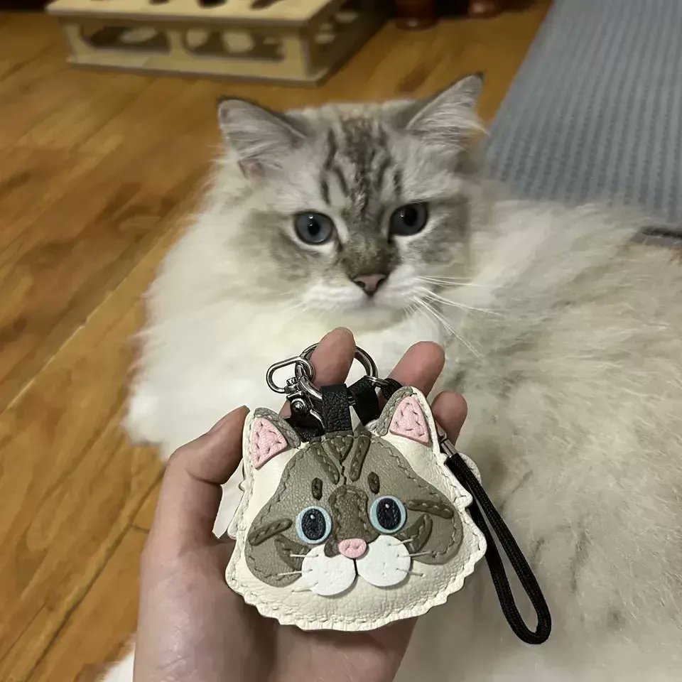 RaymondWilsx's tweet photo. Hoy creé un llavero de fieltro con forma de gato , ideal para regalar a mis amigos! No necesitas materiales complicados, solo un poco de paciencia y amor. #手工制作 #manualidades https://t.co/xRXH9sgjy8