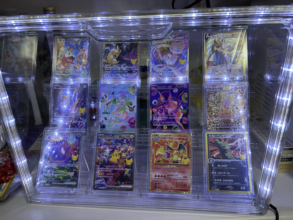 kuroneko_pokeca's tweet photo. 今日は朝からヨドバシ博多で30thBOXゲット☺️！！
ストエメも一緒に購入できました✌️✨️

すぐ自宅まで帰るのも時間が余るので暇つぶしにポケカのディスプレイラック作ってみようかなーみたいなノリで程よいアクリルケースとLEDテープにて自作😊

画像は点灯試験中なので周りが散らかってるのは...🤫 https://t.co/151rIfwgOx