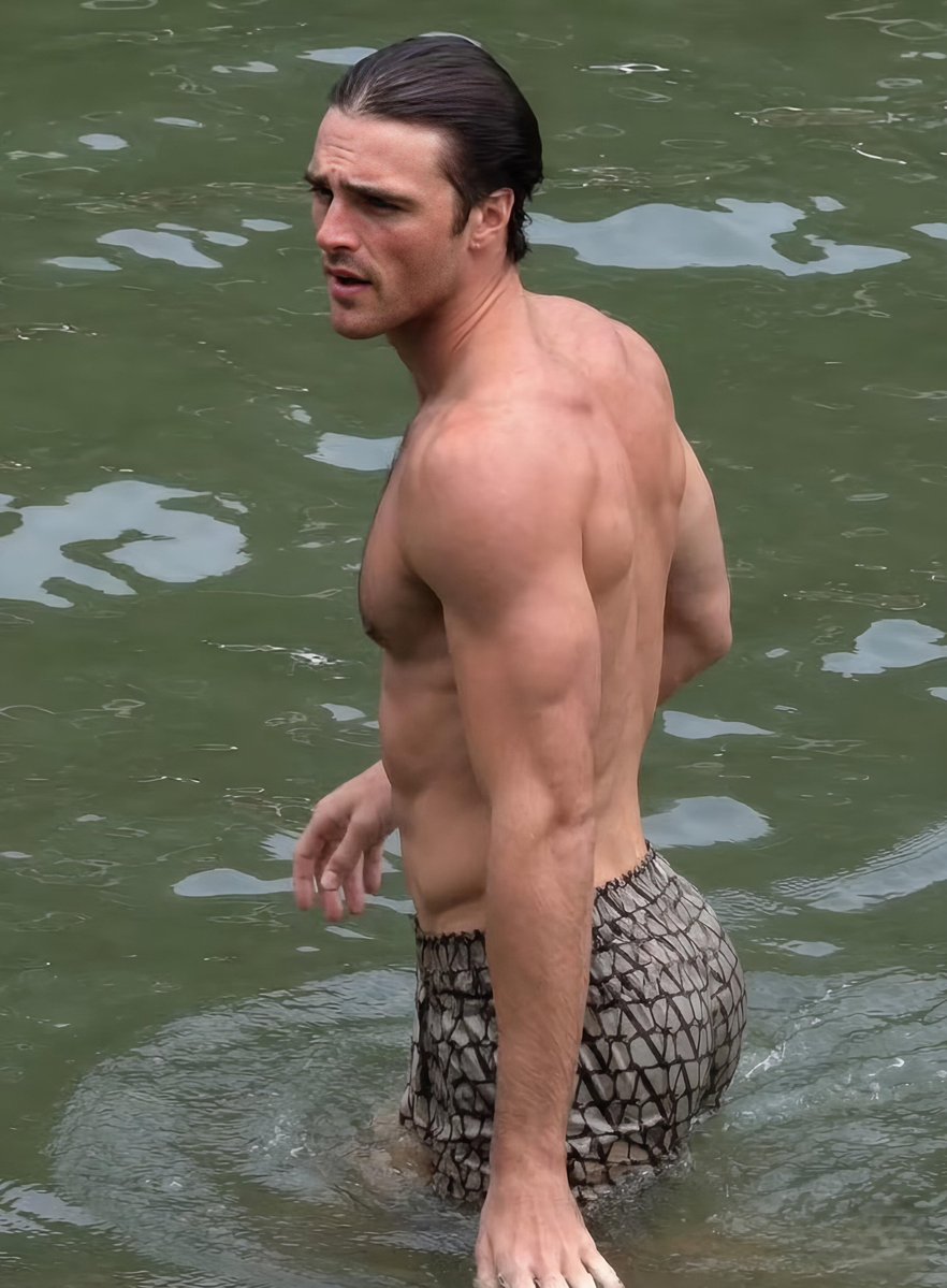 Mossmoviesjo's tweet photo. Shirtless Jacob Elordi Goes Surfing in His Short Shorts!!! https://t.co/BOprHV3VZ4