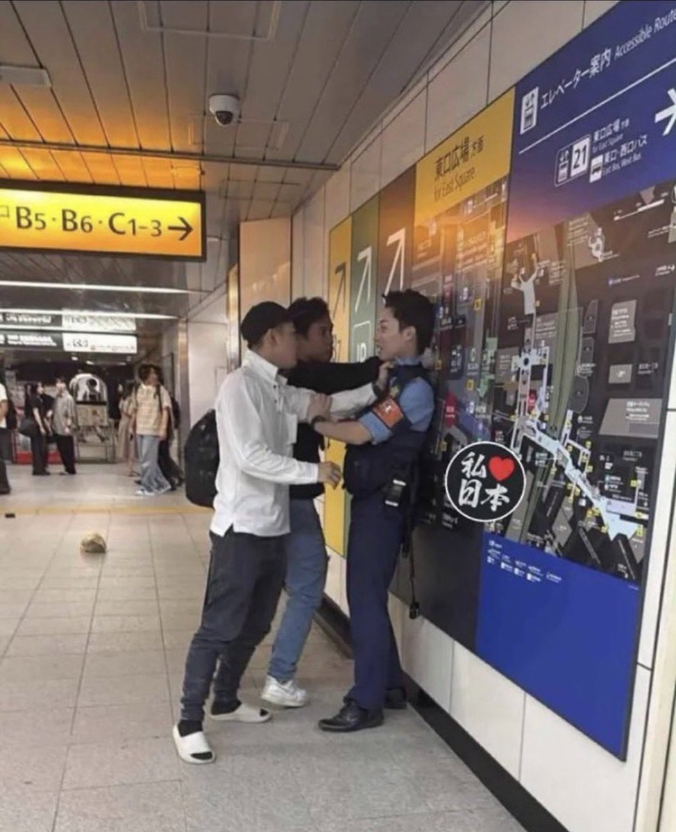 shota201907's tweet photo. は？ありえないんだけど、、

渋谷駅で
警察官に暴行する
ベトナム人がいたらしい。

警察もここまで舐められたもんだね。

こんなの
公務執行妨害で現行犯逮捕で、
お国に強制送還で良くない？

大使館にも抗議すべきかと。 https://t.co/OuJEtMxBhk