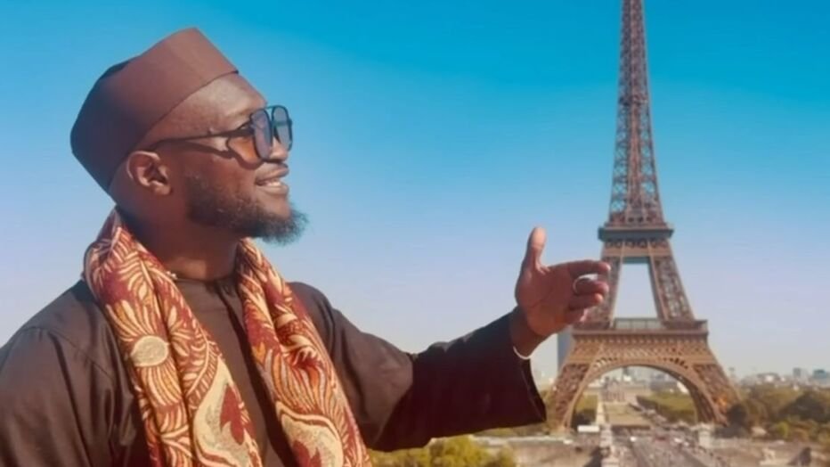 duralexsl's tweet photo. 🔴⚖️ Maisons-Alfort (94) - « Il bénéficie d'une impunité hallucinante, c'est un scandale ».

Alors qu'elle a été victime d'un viol par le chanteur malien Clayton Hamilton (Ibrahima D.), ce dernier n'aura passé qu'un mois en détention après sa condamnation.

En 2024, le chanteur, également figure religieuse respectée, viole la victime en la faisant venir sous prétexte d'un clip à tourner.

Plainte déposée, garde à vue, la Justice le relâche avec une simple convocation sans aucun contrôle judiciaire.
Il s'envole pour l'Afrique.

Il est jugé en son absence à 36 mois de prison (viol correctionnalisé avec l'accord de la victime pour accélérer la procédure).
Il apparaît durant le procès qu'il avait déjà été poursuivi (sans condamnation) dans des affaires similaires.

En mai 2026, on arrive enfin à l'appréhender pour qu'il exécute sa peine.
1 mois plus tard, il est libéré à cause d'une erreur de procédure (non détaillée dans l'article).

La victime n'apprend qu'il est de nouveau en France et libre que lorsqu'il publie en août 2026 un clip tourné au Trocadéro face à la tour Eiffel.

(Source : Le Parisien - Photo : Capture YT)