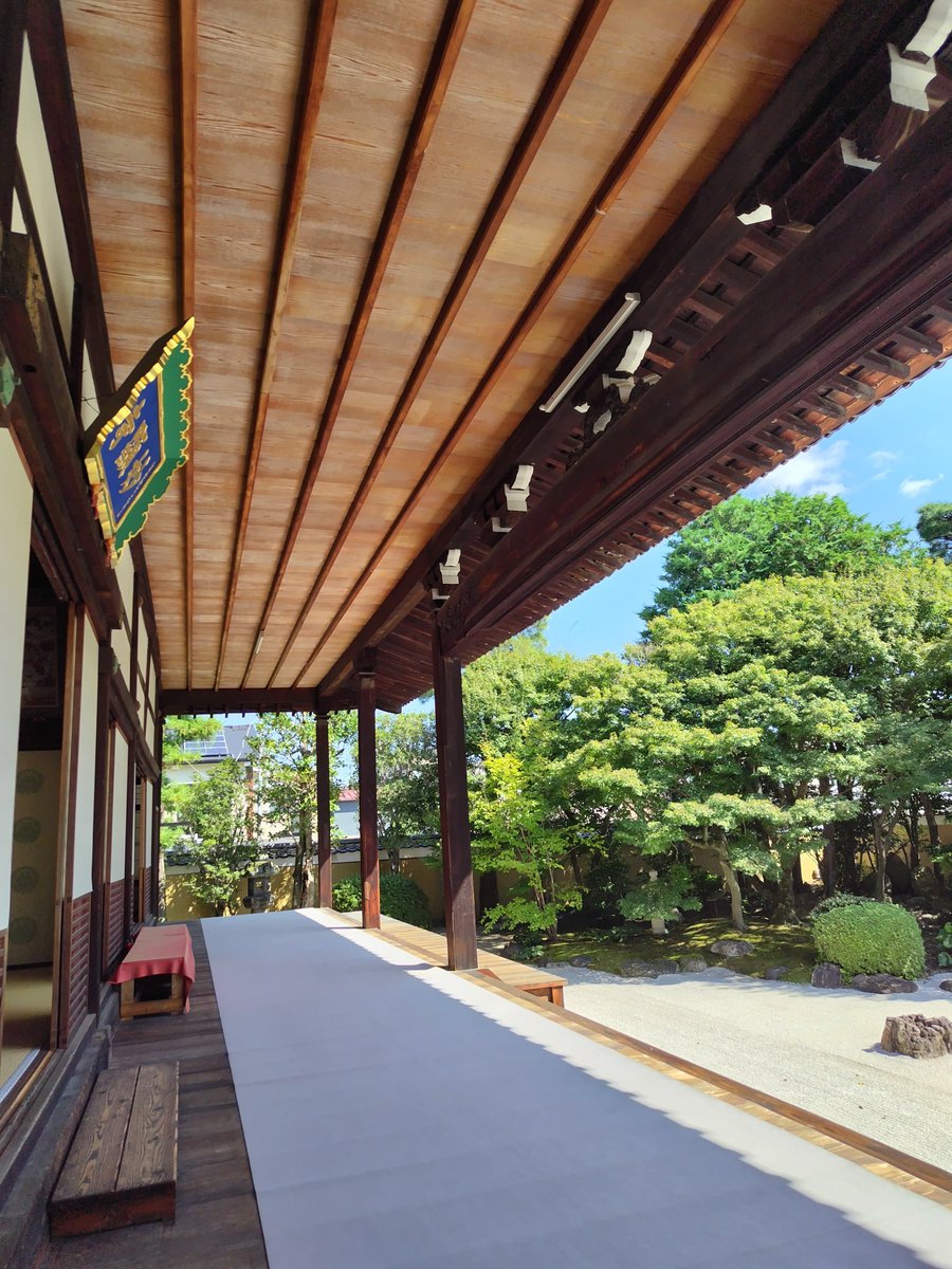 dmm63761's tweet photo. 妙顕寺　庭　その5
庭の縁側。
近くの部屋で写経している人もいて
静かで集中できる環境 https://t.co/KBajFYtHH4
