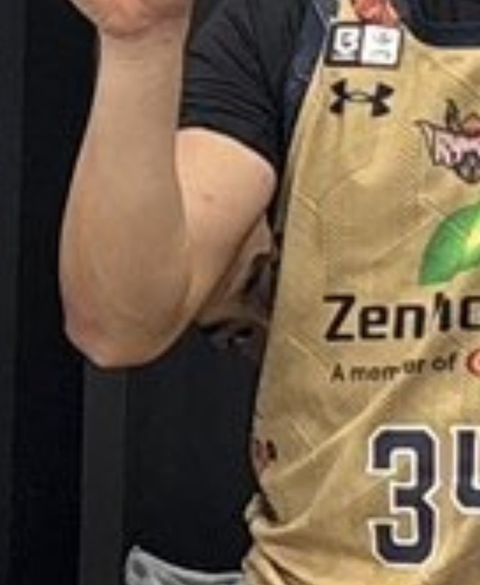 KazLanevo5's tweet photo. @KINGS_BOOSTER @RyukyuKings 小野Dの脇から顔が！笑 https://t.co/KEpQ3qXGOr
