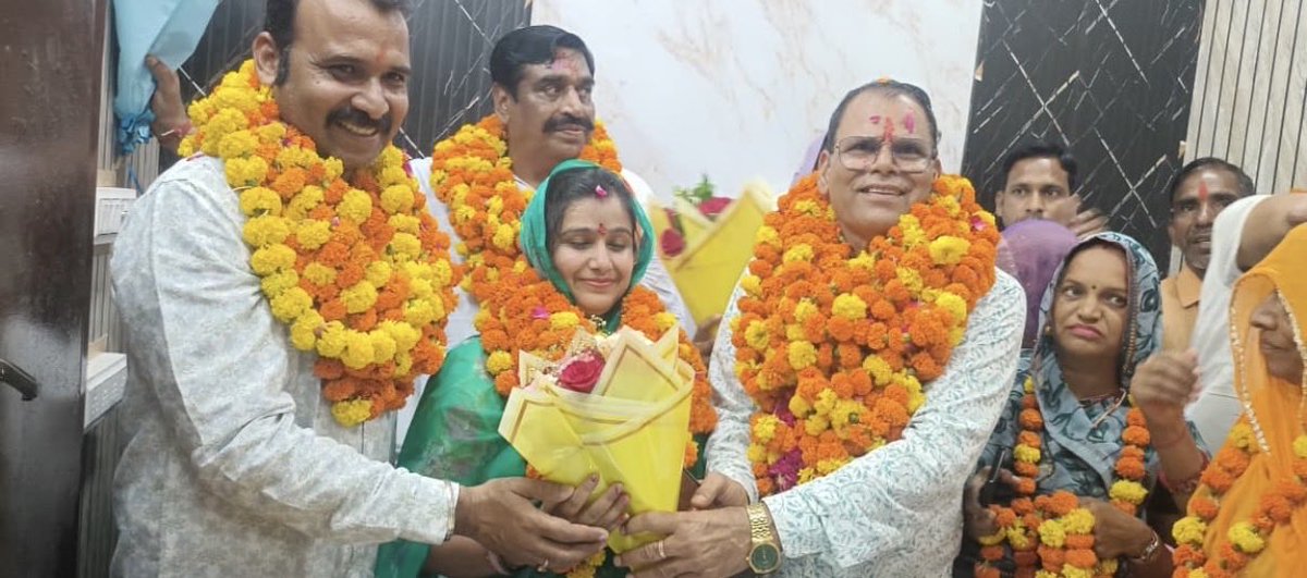 RaichandBagdee's tweet photo. नगर पालिका सावर में भाजपा के चेरमैन श्री मती पदमिनी देवी w/o रोहित गुर्जर जी को पदभार ग्रहण करने पर बहुत बहुत हार्दिक बधाई एवं अनंत शुभकामनाएँ 
                 रायचंद बागड़ी 
                      जिला महामंत्री 
             भाजपा जिला अजमेर देहात https://t.co/Qv08cbwaIV