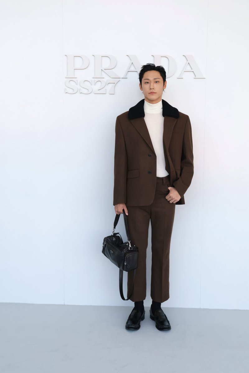 Fashion_Tsushin's tweet photo. 【ミラノコレクション速報】

「PRADA（プラダ）」2027年春夏ウィメンズコレクションに来場したゲストを一部紹介！

@prada 
#sana #chisa #jeahyun #leedohyun https://t.co/Xl1NultHXX