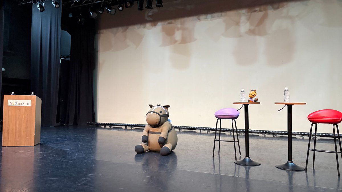 netkeiba's tweet photo. #ドウデュースファンミ2026 

間もなく開演です！リハーサル中のドウデュースの様子をお届けします。 https://t.co/H6JAYt8hoh
