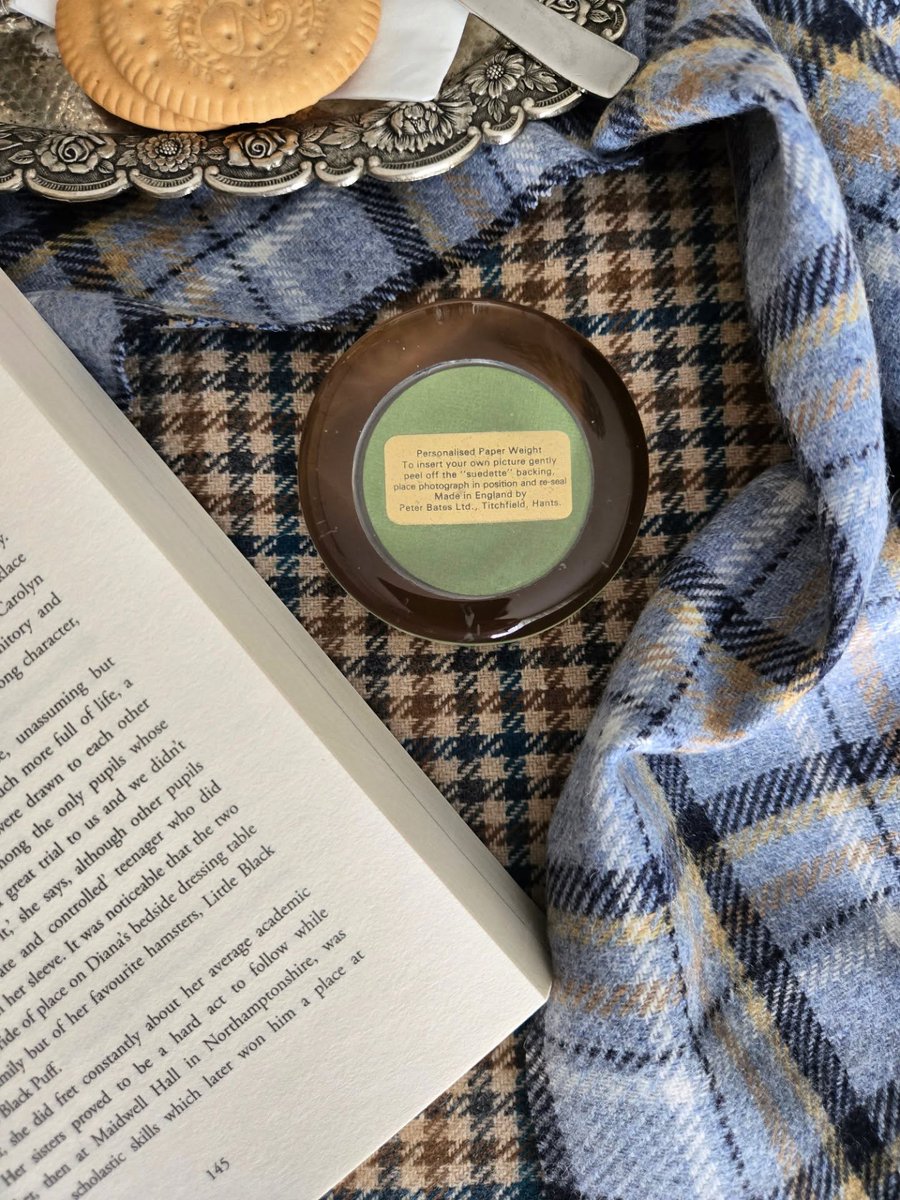vint_agetherapy's tweet photo. A little piece of England 🇬🇧 Vintage glass paperweight by Peter Bates Ltd., Titchfield. The clever part: peel off the backing, slip in your favourite photo and seal it back. A tiny frame that keeps your pages in place.
#vintage #madeinengland #paperweight https://t.co/n5pD8OpwoJ