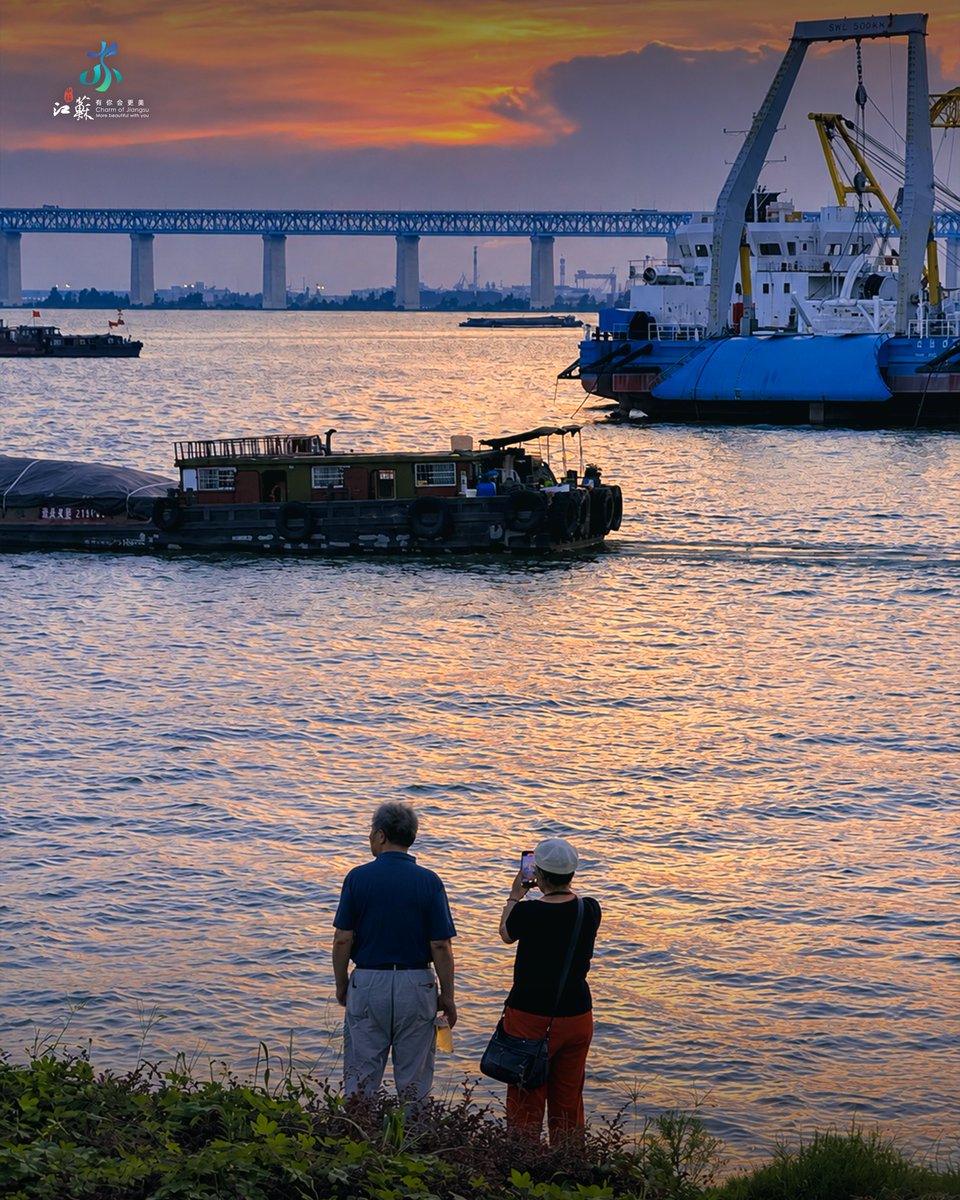 VisitJiangsu's tweet photo. One week until National Day and Jiangsu is easing into holiday mode.
Gardens are getting livelier, old streets stay bright after dark and waterside towns are ready for long, unhurried days. The holiday hasn’t started yet but the feeling already has. https://t.co/8gpYgRYnMC