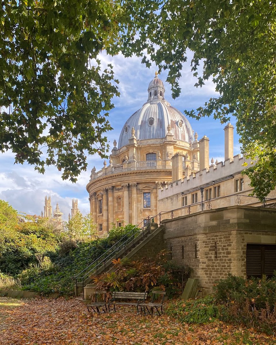 UniofOxford's tweet photo. A new season begins in Oxford 🍂🍁

#AutumnEquinox

📷 Instagram | OxfordStory, Magdalen College, EstherJohnsonPhotography and Spiralling_Oxford https://t.co/lx8NAFHy8b